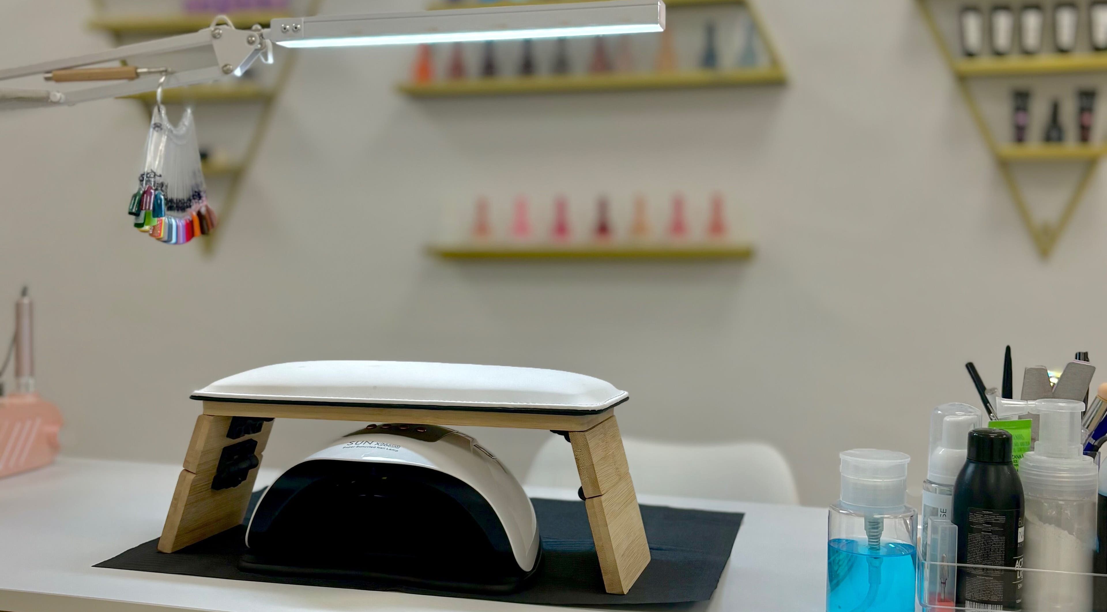 Estación de manicura en Nails by Angie, Barcelona, Catalunya, ES. Herramientas y productos profesionales en mesa.