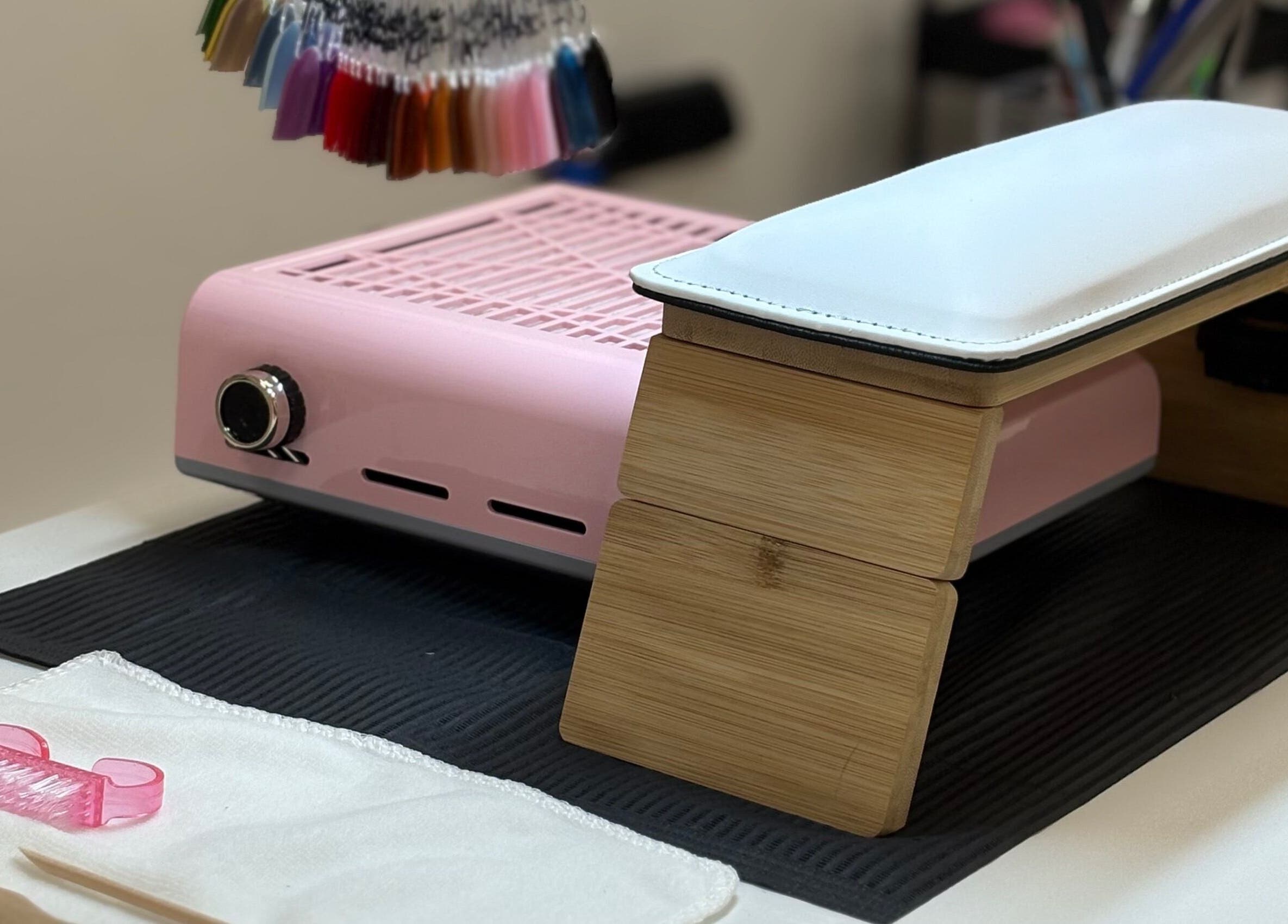 Estación de manicura profesional en Nails by Angie, Barcelona, Catalunya, ES, con lámpara UV rosa.