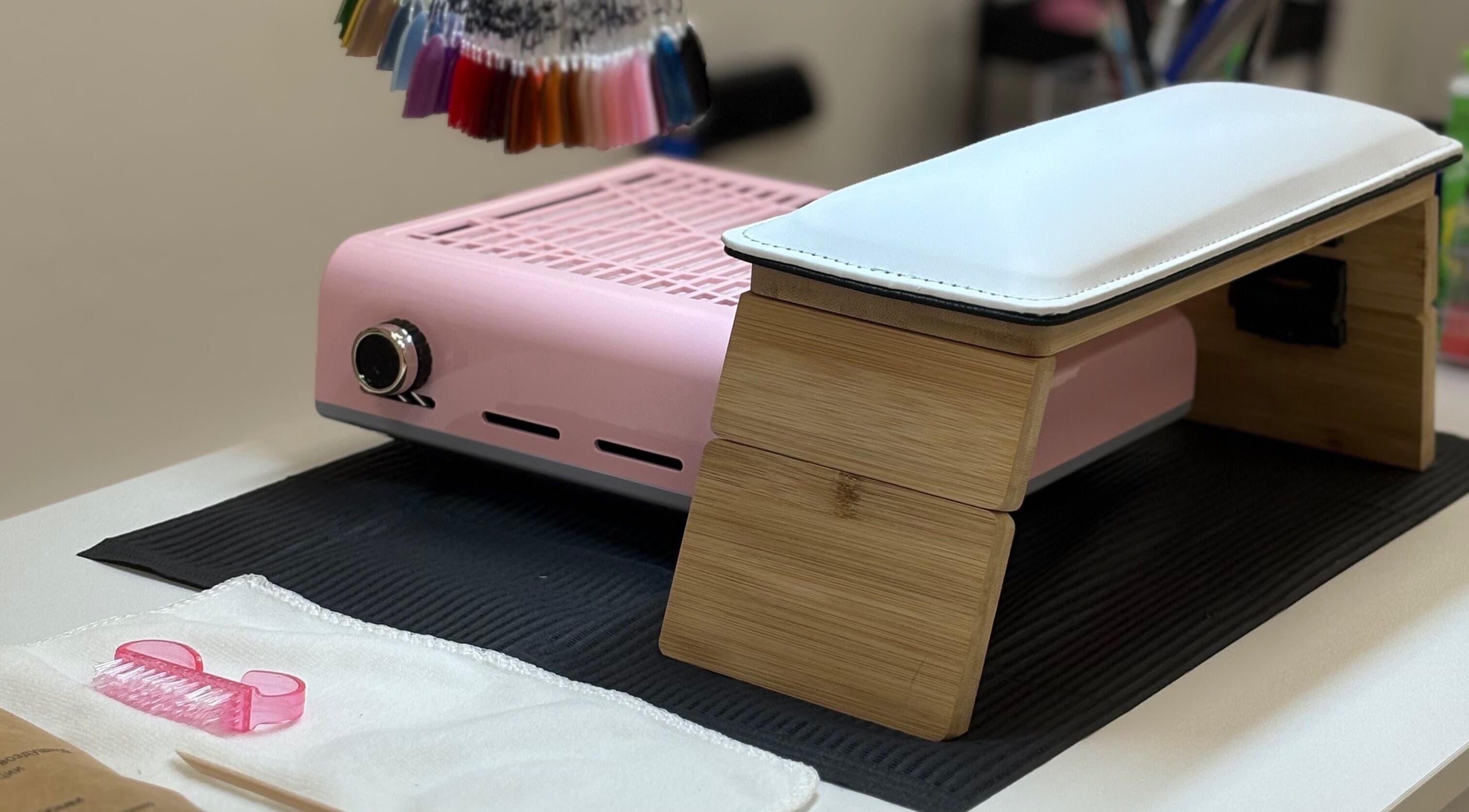 Estación de manicura profesional en Nails by Angie, Barcelona, Catalunya, ES, con lámpara UV rosa.