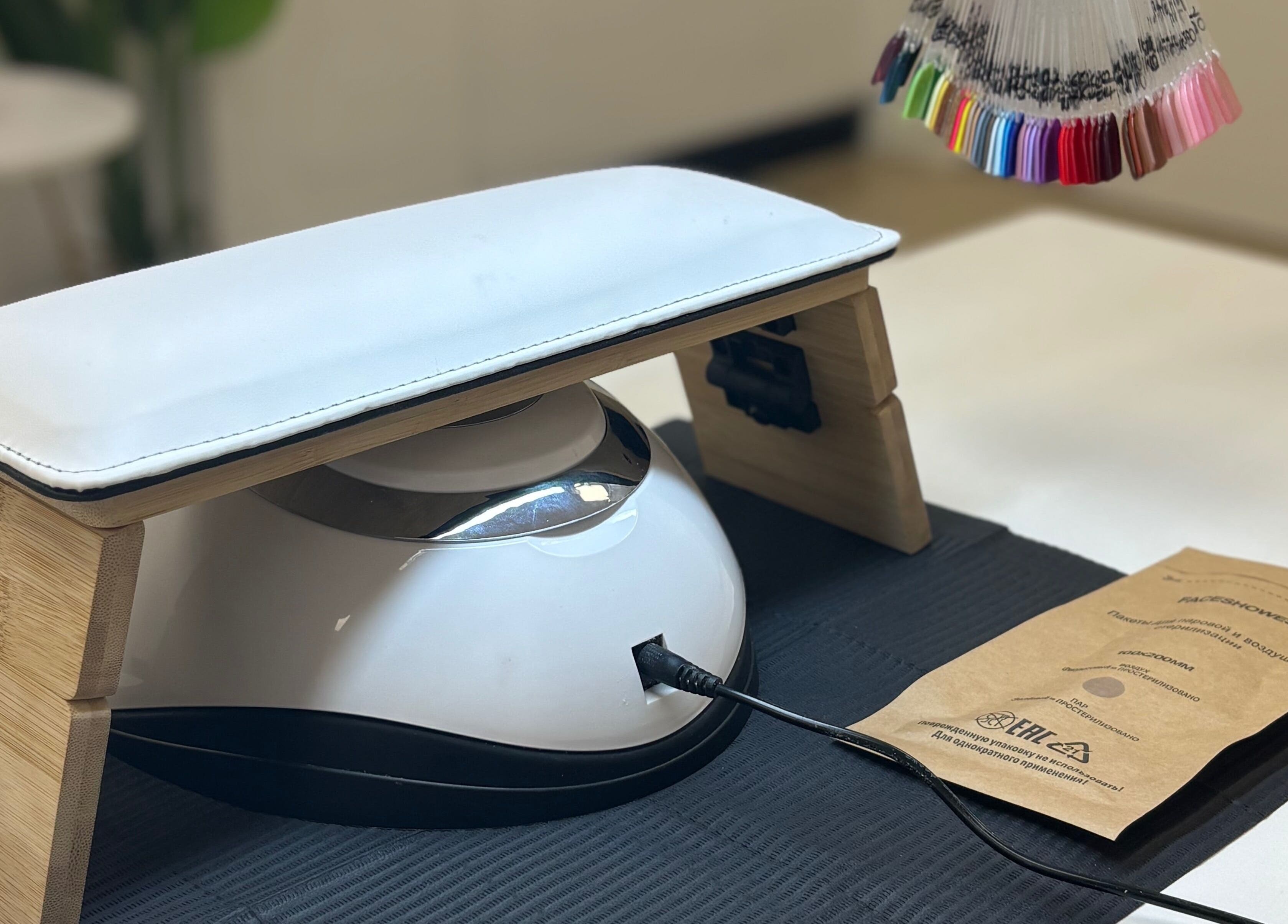 Estación de manicura moderna en Nails by Angie, Barcelona, Catalunya, ES, con lámpara UV y paleta de colores.