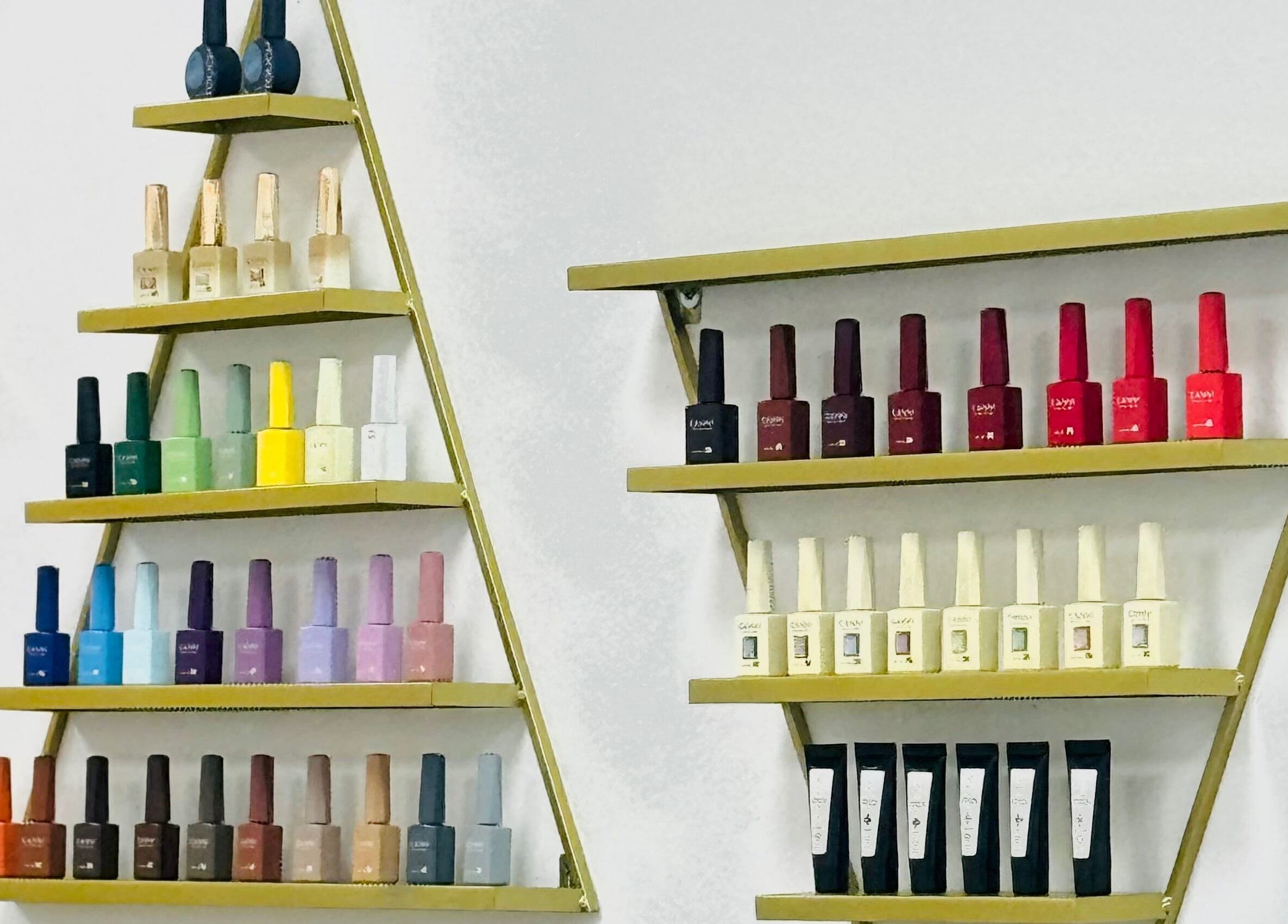 Esmaltes variados en estantes en Nails by Angie, Barcelona, Catalunya, ES. Descubre la belleza del color.