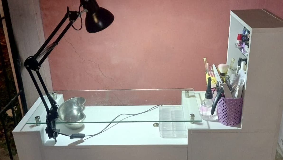 Estación de uñas en KD Nails, Babahoyo, Los Ríos, EC, con lámpara y herramientas de manicura.