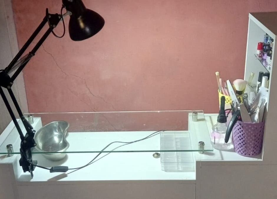 Estación de uñas en KD Nails, Babahoyo, Los Ríos, EC, con lámpara y herramientas de manicura.