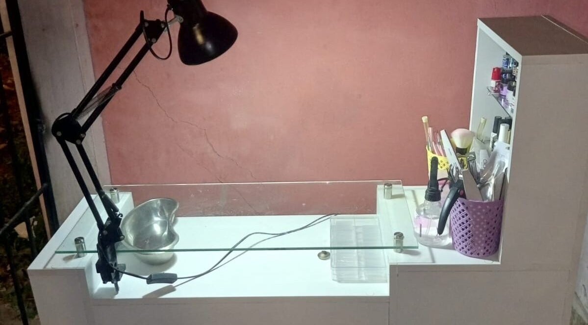 Estación de uñas en KD Nails, Babahoyo, Los Ríos, EC, con lámpara y herramientas de manicura.