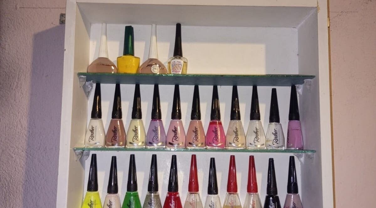 Variedad de esmaltes de uñas en KD Nails, Babahoyo, Los Ríos, EC.