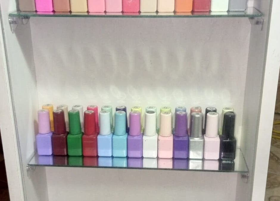 Estante de esmaltes coloridos en KD nails, Babahoyo, Los Ríos, EC.