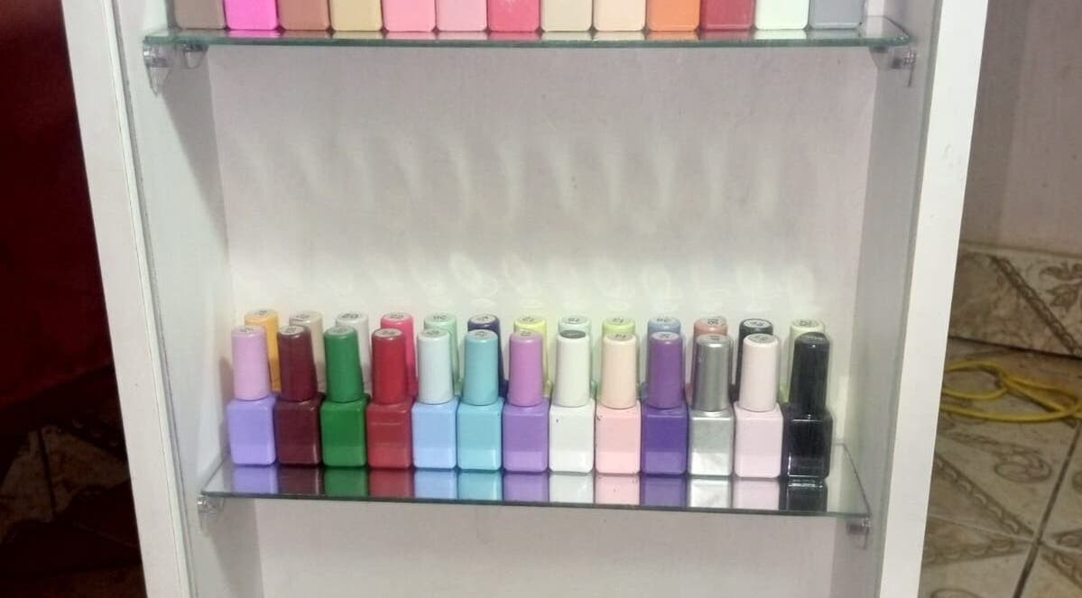 Estante de esmaltes coloridos en KD nails, Babahoyo, Los Ríos, EC.