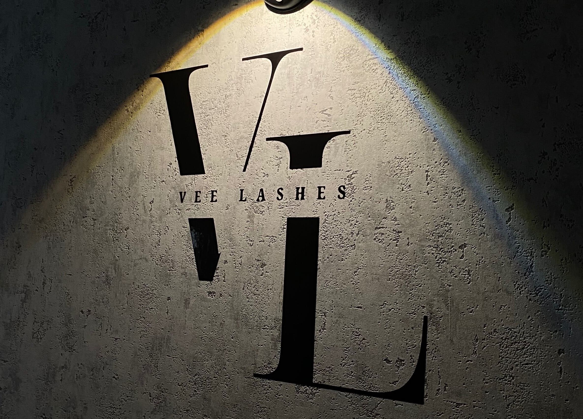 Logotipo de Vee Lashes Studio iluminado en pared texturizada en Madrid, Comunidad De Madrid, ES.