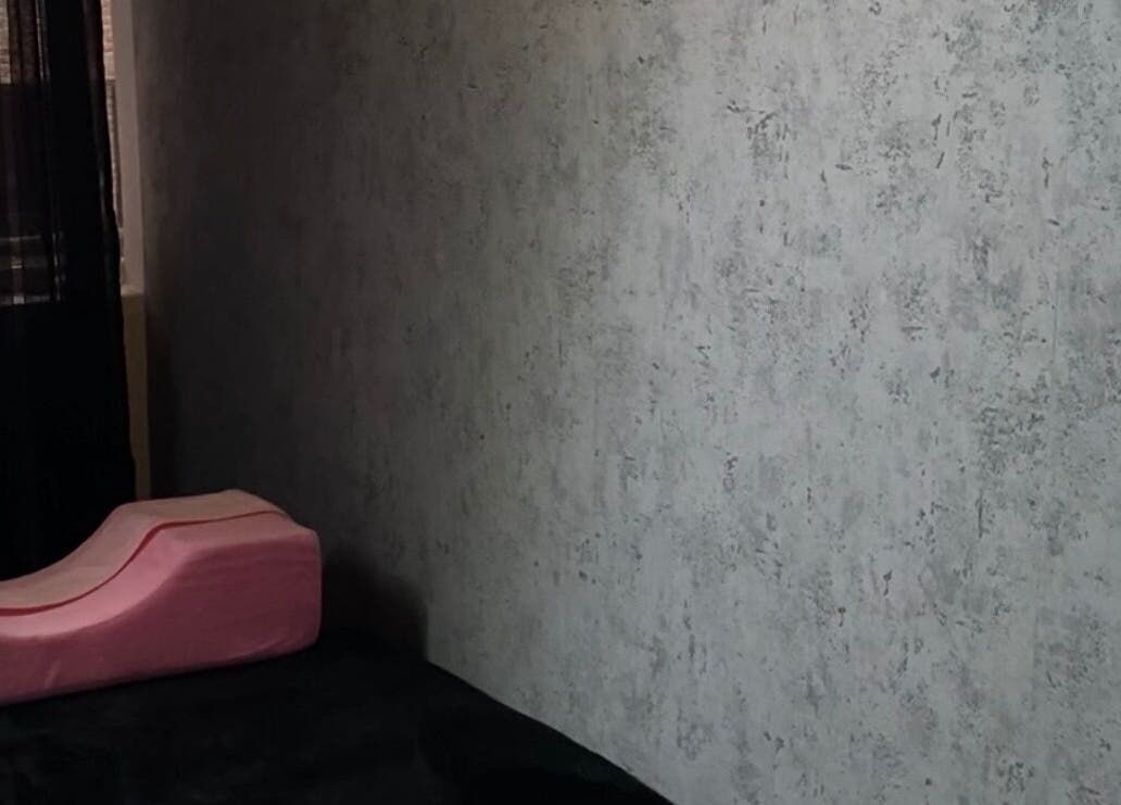 Sofá rosa en Vee Lashes Studio, Madrid, Comunidad De Madrid, ES. Ambientes de relajación y belleza.