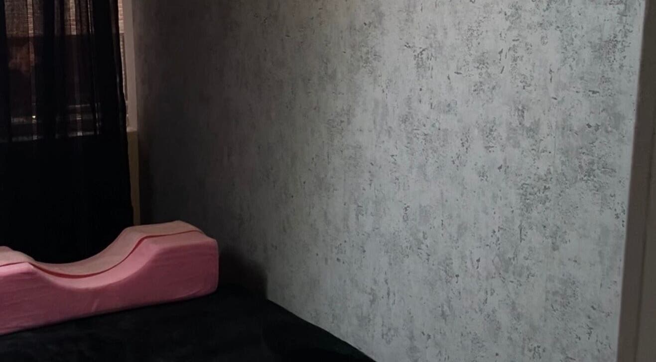 Sofá rosa en Vee Lashes Studio, Madrid, Comunidad De Madrid, ES. Ambientes de relajación y belleza.