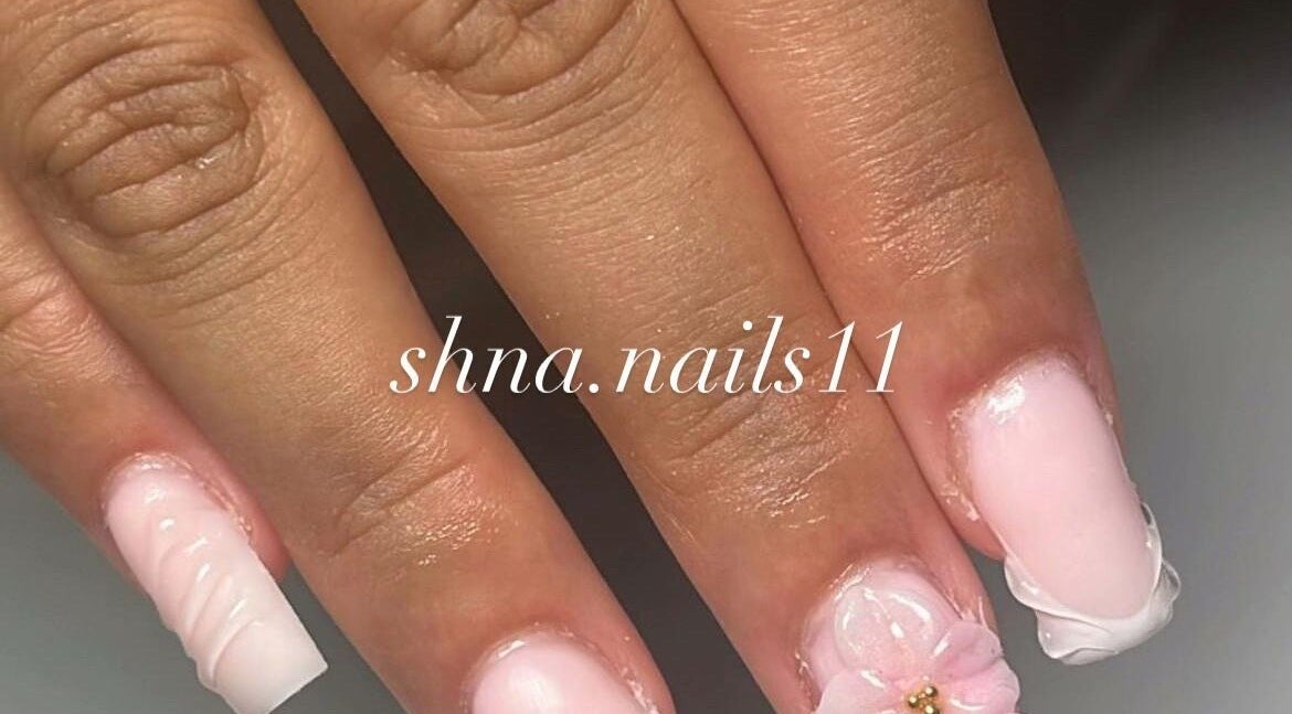 Nail art rose délicat à Shna beauty, Port-la-nouvelle, Occitanie, FR. Parfaitement manucuré.