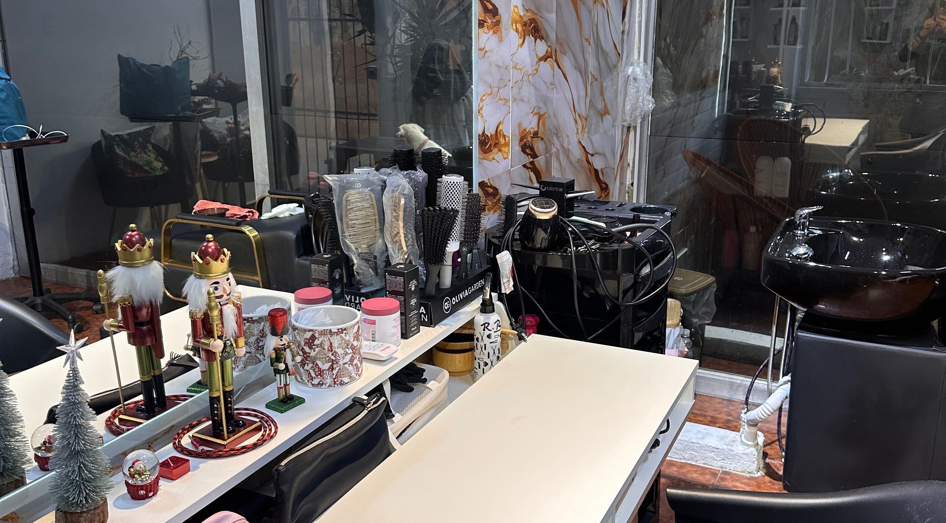 Decoraciones festivas en Delkys Hair Studio, Valencia, Carabobo, VE con peines y accesorios de belleza.