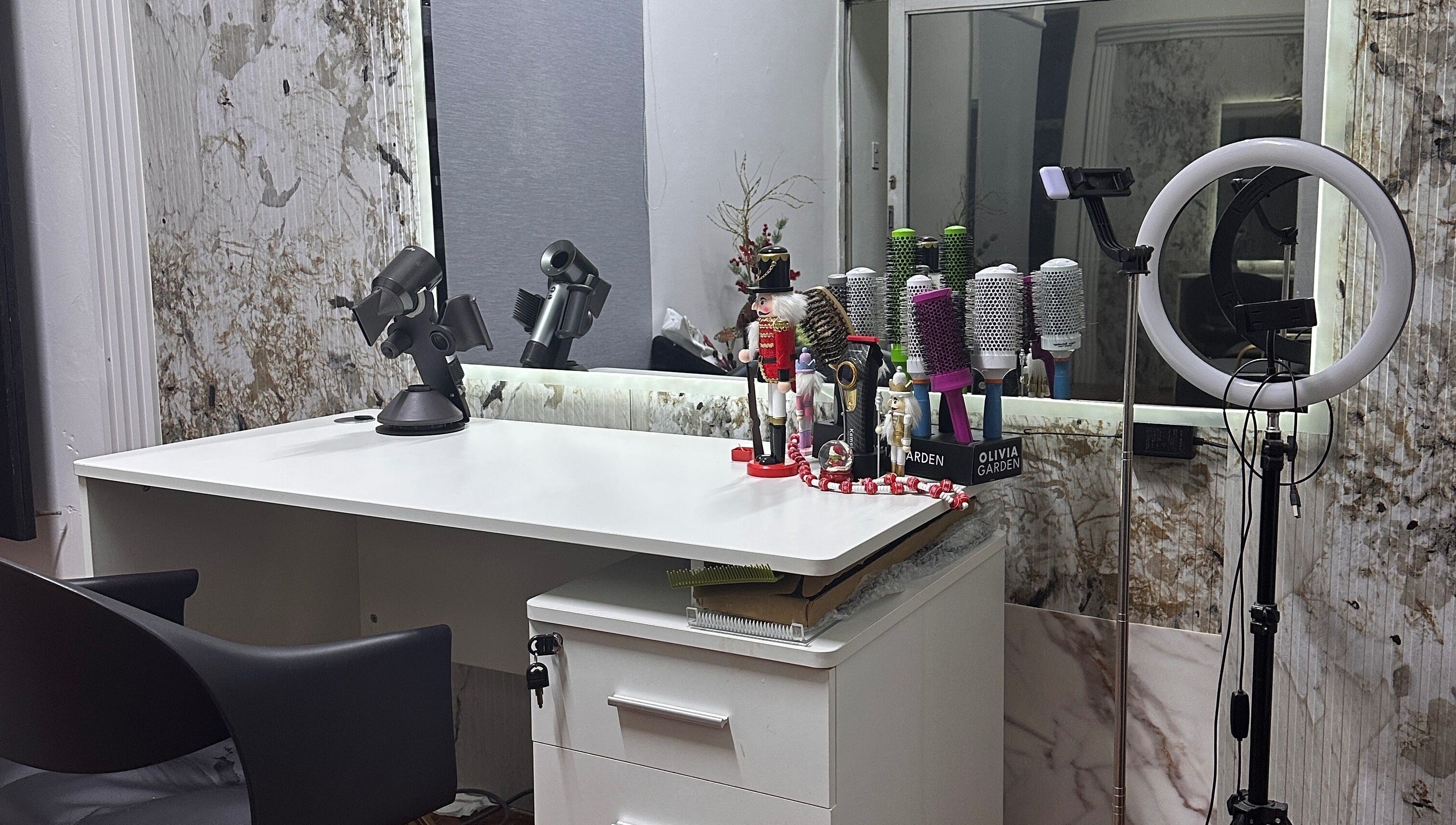 Mesa de peinado en Delkys Hair Studio en Valencia, Carabobo, VE con herramientas profesionales.