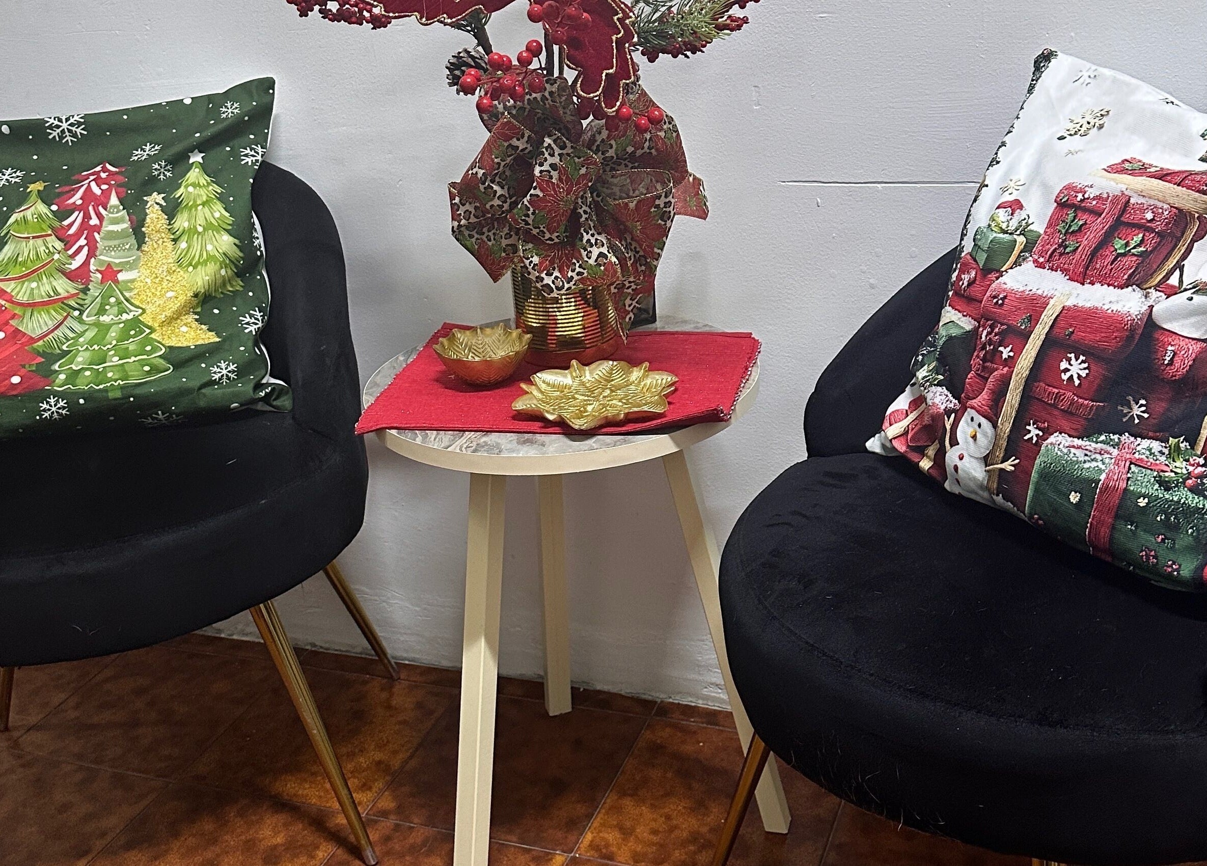 Decoración navideña en Delkys Hair Studio, Valencia, Carabobo, VE, con cojines festivos y mesa decorativa.