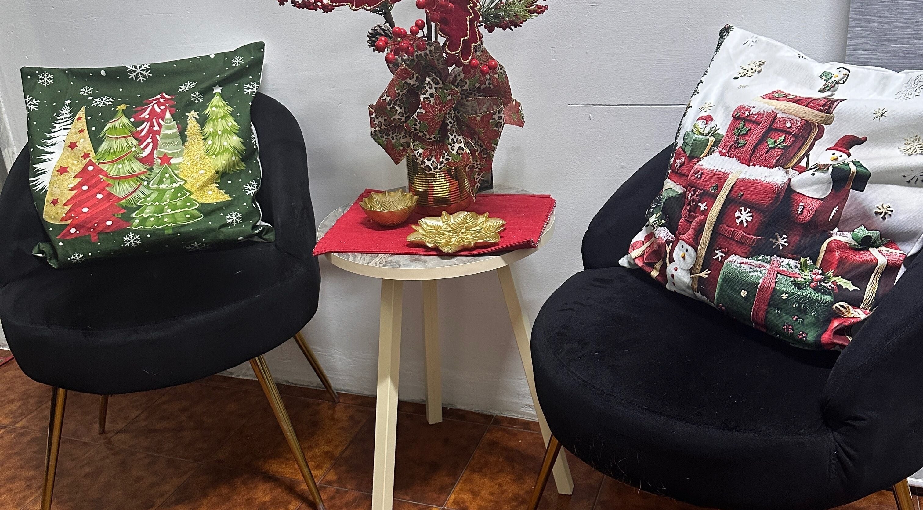 Decoración navideña en Delkys Hair Studio, Valencia, Carabobo, VE, con cojines festivos y mesa decorativa.