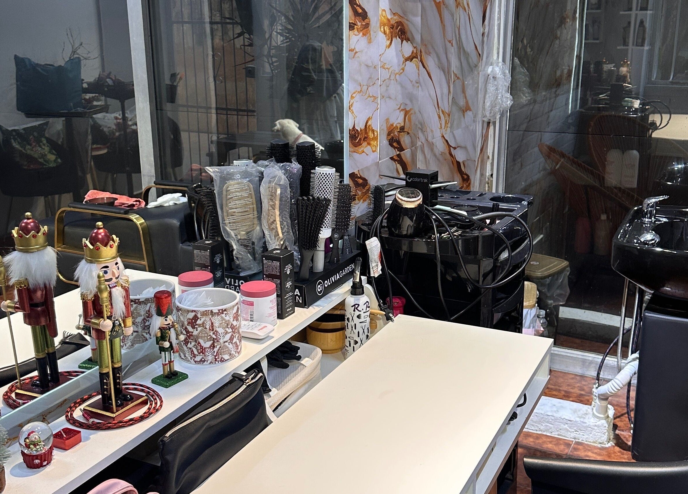 Estación de trabajo en Delkys Hair Studio, Valencia, Carabobo, VE, con utensilios y decoraciones festivas.