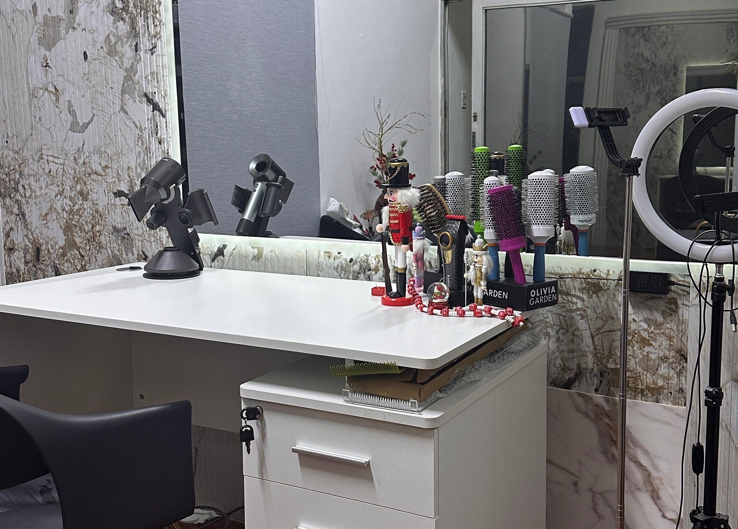 Estación de estilista en Delkys Hair Studio, Valencia, Carabobo, VE con herramientas profesionales y decoración moderna.