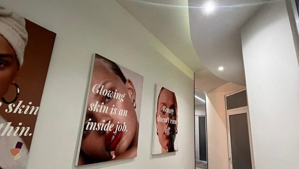 Carteles inspiradores adornan la pared blanca de Sunless Club en Tampico, Tamaulipas, MX.