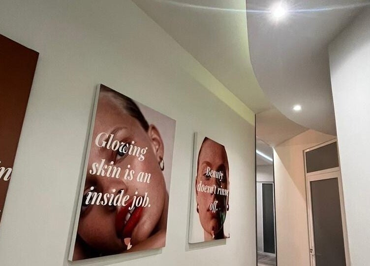 Carteles inspiradores adornan la pared blanca de Sunless Club en Tampico, Tamaulipas, MX.