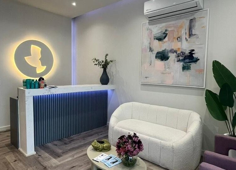 Elegante recepción en Sunless Club, Tampico, Tamaulipas, MX, con modernos muebles y decoración artística.