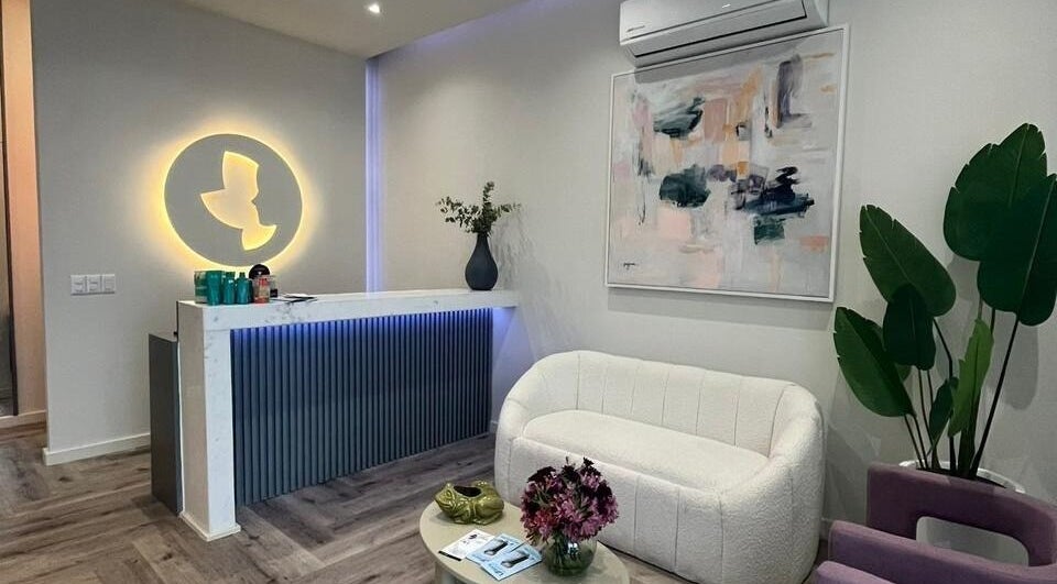 Elegante recepción en Sunless Club, Tampico, Tamaulipas, MX, con modernos muebles y decoración artística.