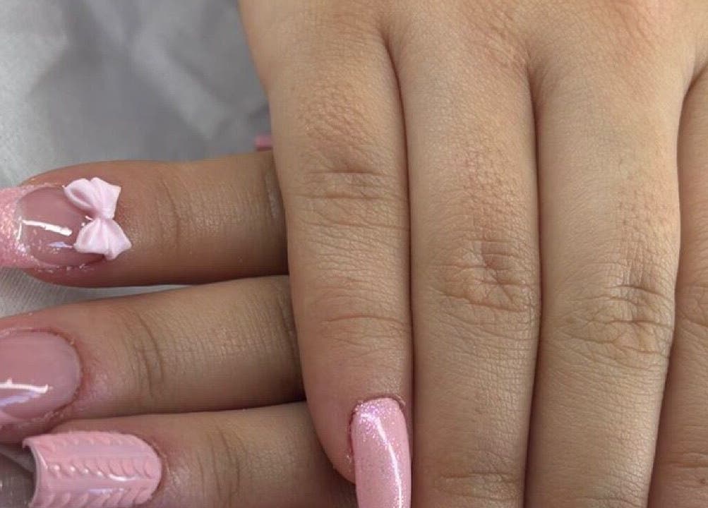Elegant pink nail design with bows at Ale’s nails, Medellín, Antioquia, CO.