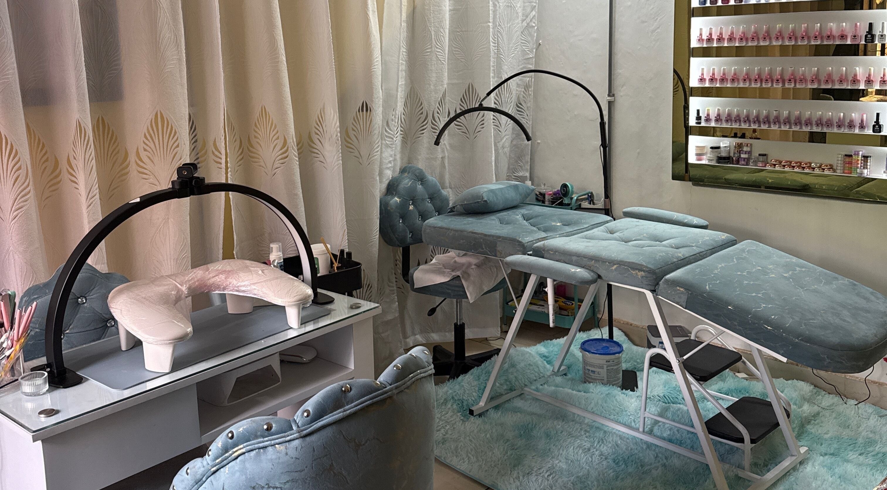 Elegant nail station at Ale’s Nails in Medellín, Antioquia, CO with premium manicure setup and cozy decor.