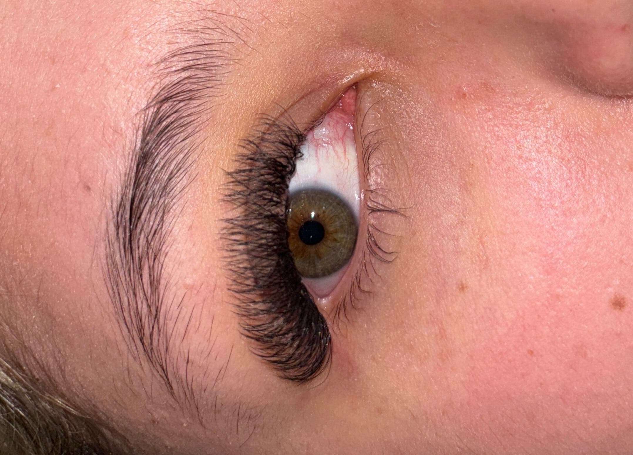 Close-up of lash extensions at Ale’s Nails, Medellín, Antioquia, CO, showcasing artistry and precision.
