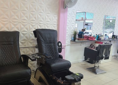 Luxurious salon chairs at Divspr Professional Care, San Juan, San Juan, PR for ultimate relaxation.