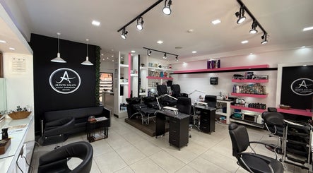 Interior moderno de Aldo's Salon en Panamá, Panamá, PA, con estaciones de belleza y área de espera.