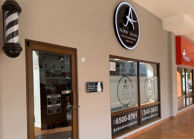 Entrada de Aldo's Salon en Panamá, Panamá, PA, mostrando su fachada distintiva.