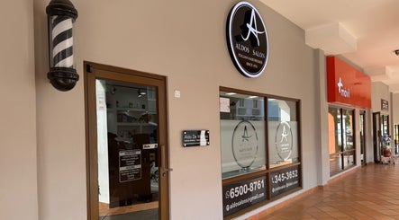 Entrada de Aldo's Salon en Panamá, Panamá, PA, mostrando su fachada distintiva.