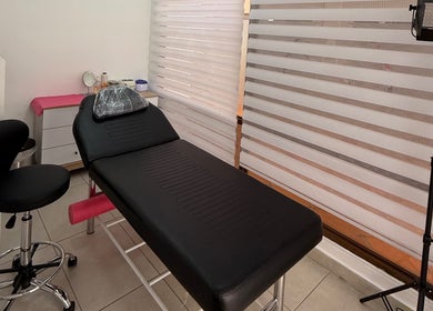 Sala de tratamiento en Aldo's Salon, Panamá, Panamá, PA, decorada con camilla negra y luz ambiente.