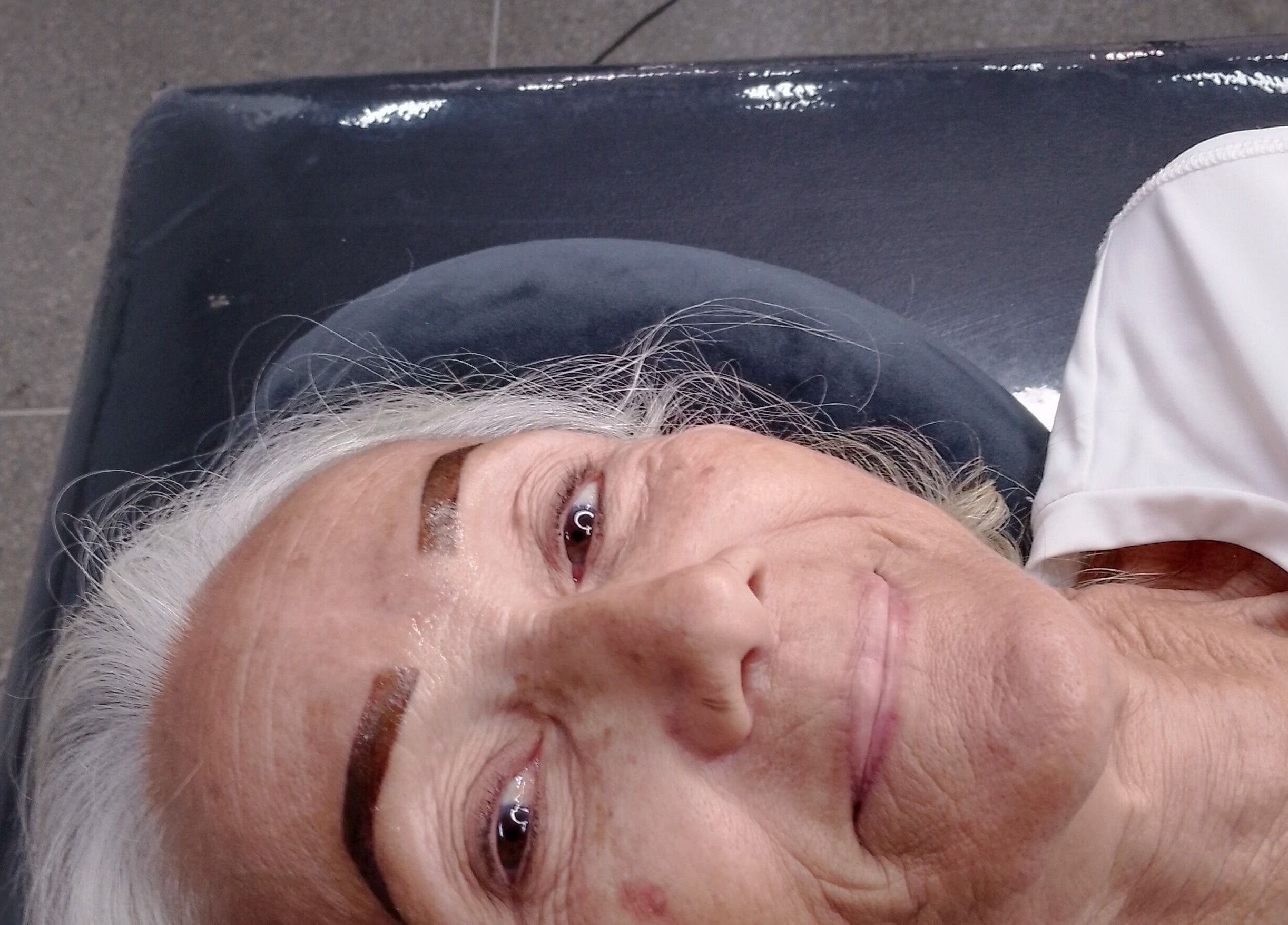 Cliente satisfecha tras tratamiento facial en Renacer, Barcelona, US. Elegancia y cuidado personal.