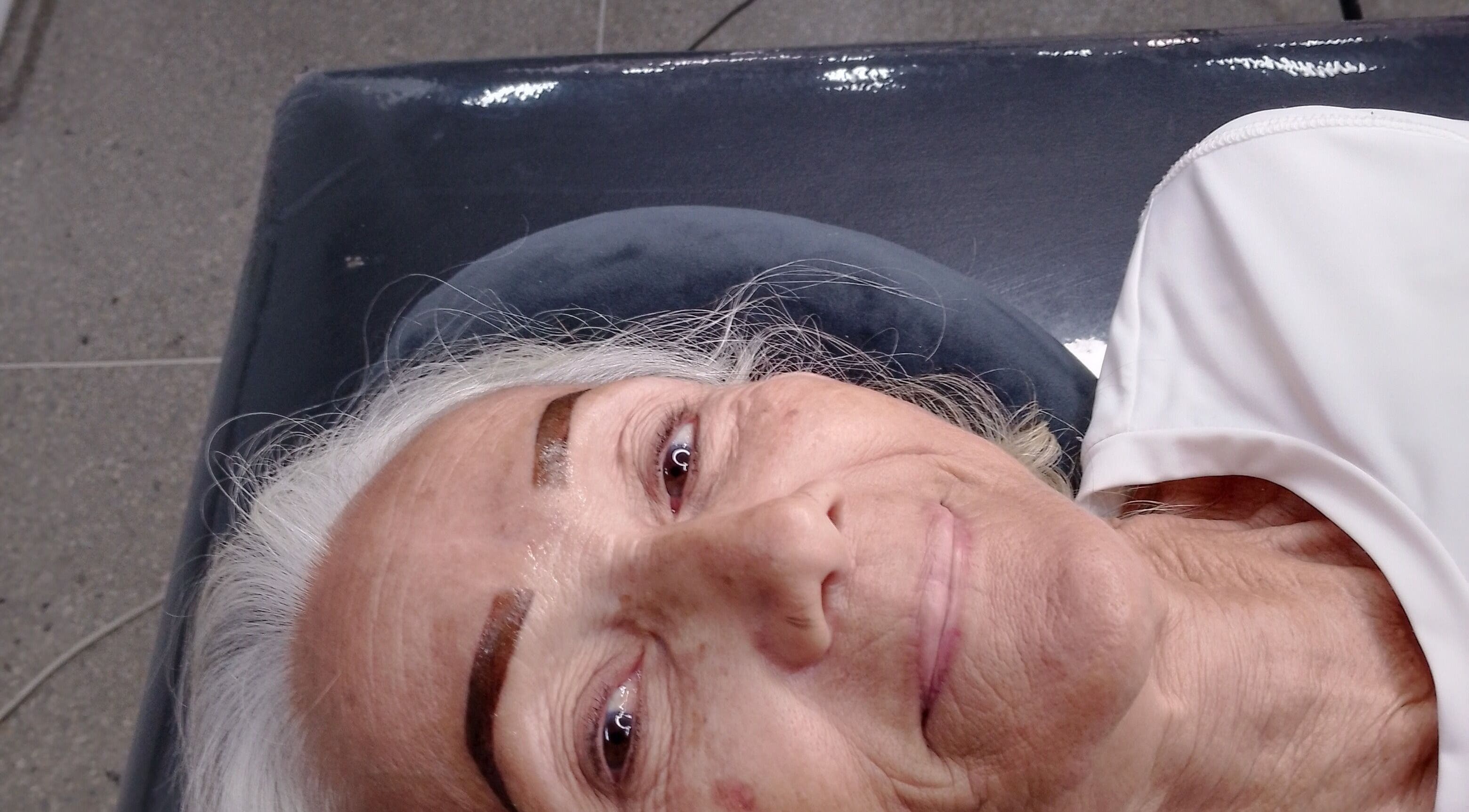 Cliente satisfecha tras tratamiento facial en Renacer, Barcelona, US. Elegancia y cuidado personal.