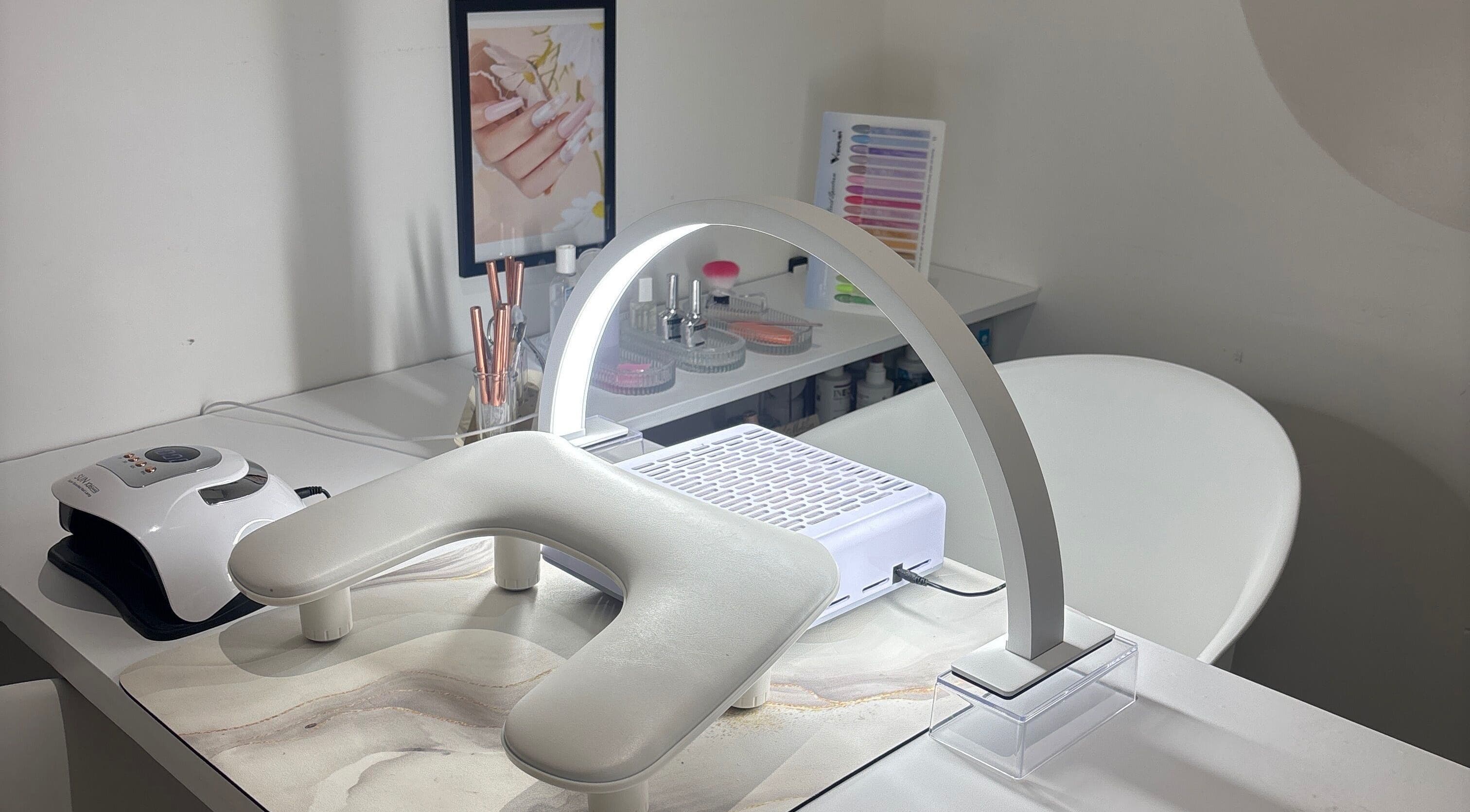 Espace manucure moderne chez N&K Nail’s, Grézieux-le-fromental, Auvergne-rhône-alpes, FR.