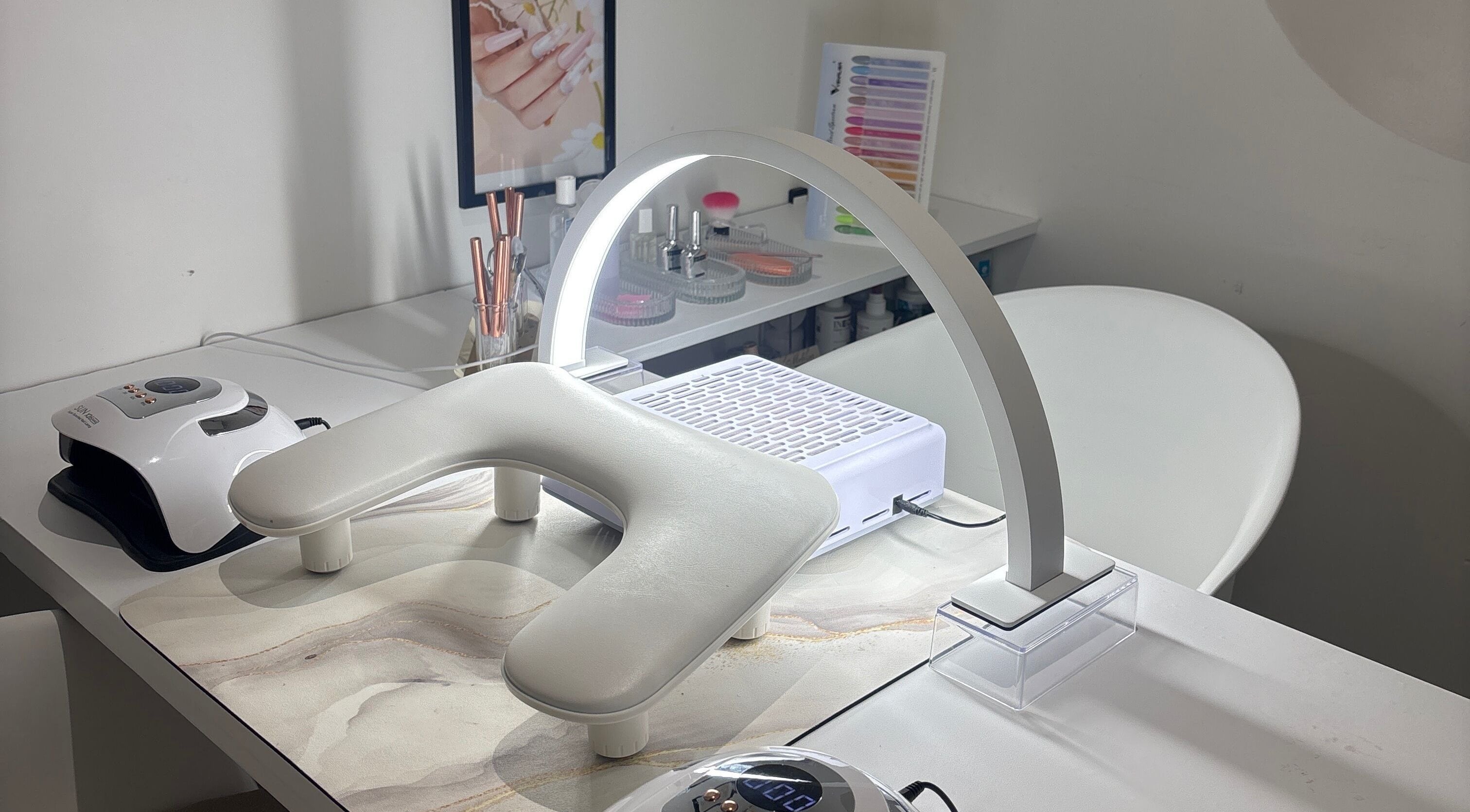 Espace manucure moderne chez N&K Nail’s à Grézieux-le-fromental, Auvergne-rhône-alpes, FR.