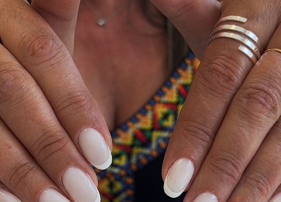 Manucure élégante chez FB Beauty Nails à Castelnau-de-médoc, Nouvelle-aquitaine, FR avec des ongles blancs.