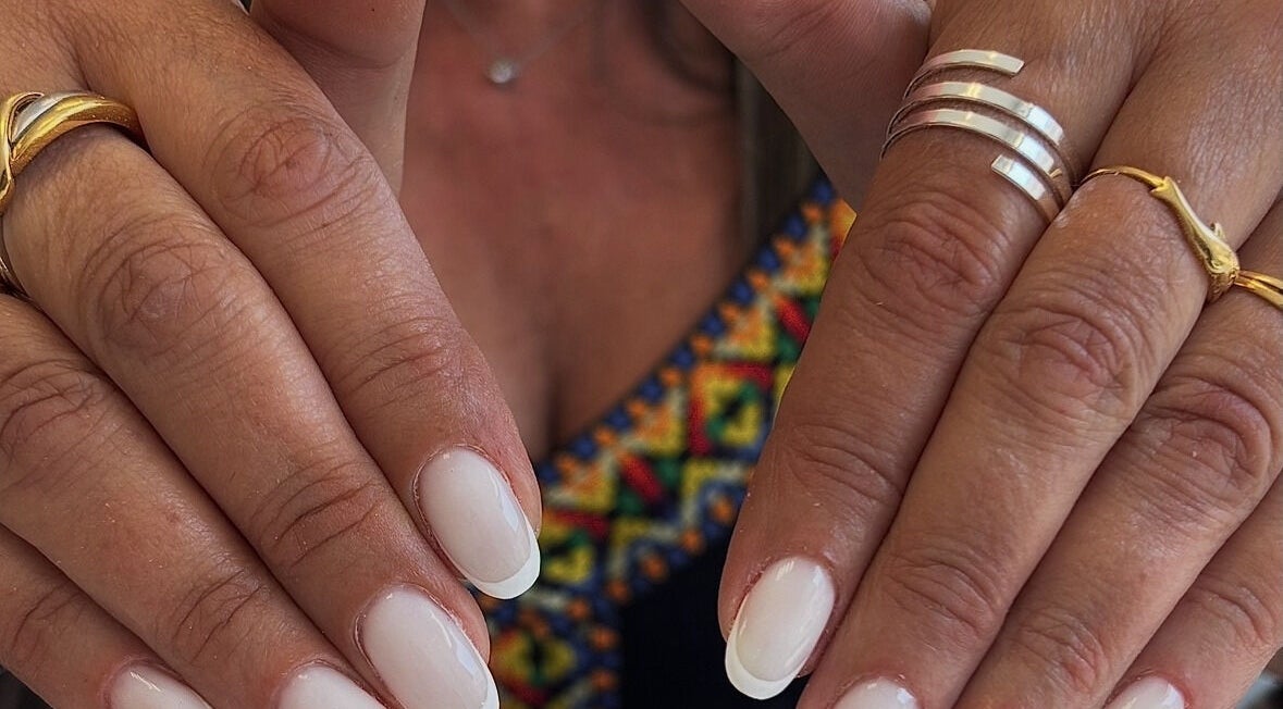 Manucure élégante chez FB Beauty Nails à Castelnau-de-médoc, Nouvelle-aquitaine, FR avec des ongles blancs.