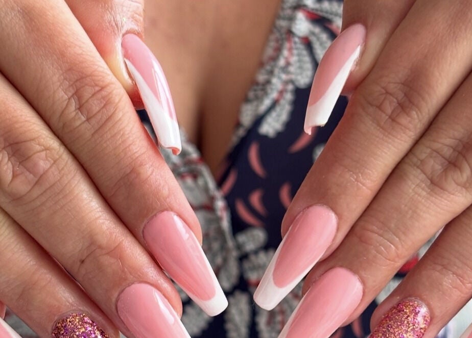 Magnifiques ongles roses avec paillettes à FB Beauty Nails, Castelnau-de-médoc, Nouvelle-aquitaine, FR.