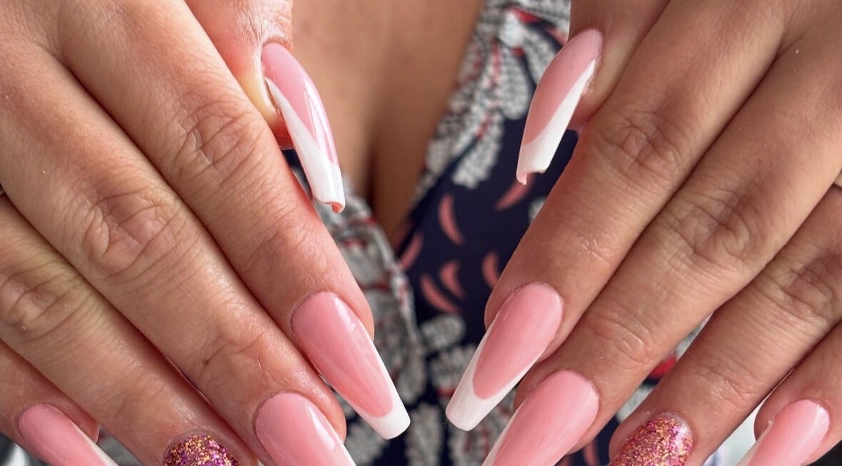 Magnifiques ongles roses avec paillettes à FB Beauty Nails, Castelnau-de-médoc, Nouvelle-aquitaine, FR.