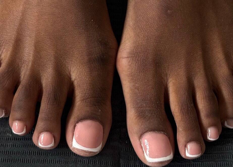 Pédicure élégante à FB Beauty Nails, Castelnau-de-médoc, Nouvelle-aquitaine, FR. Ongles polis et lustrés.