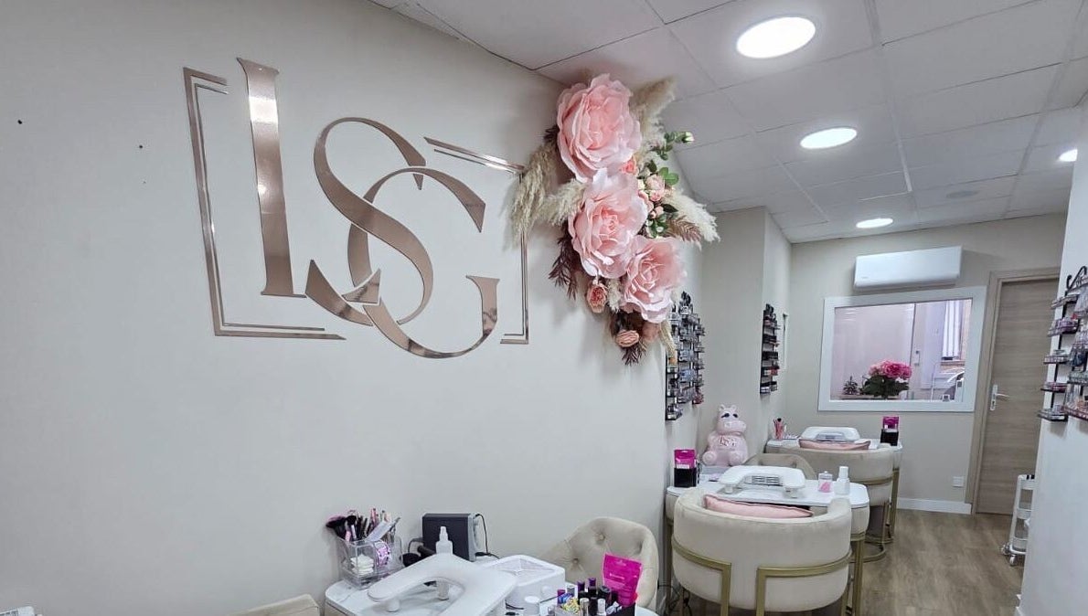 Intérieur chic de L'espace So'Girly à Pont-de-chéruy, Auvergne-rhône-alpes, FR avec décoration florale.