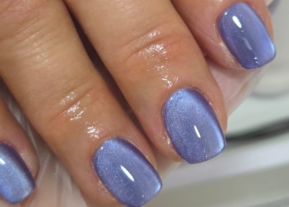 Manucure lavande à L'espace So'Girly, Pont-de-chéruy, Auvergne-rhône-alpes, FR. Ongles élégants.