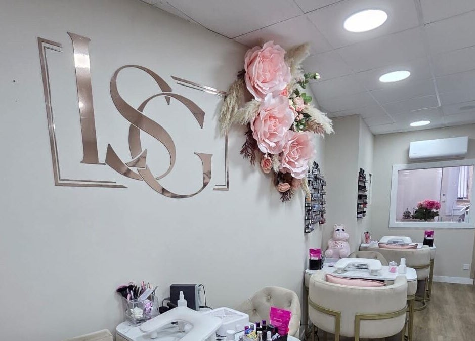 Intérieur chic de L'espace So'Girly à Pont-de-chéruy, Auvergne-rhône-alpes, FR avec décoration florale.