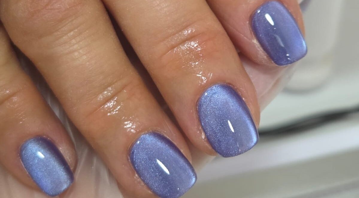 Ongles violets brillants à L'espace So'Girly, Pont-de-chéruy, Auvergne-rhône-alpes, FR.