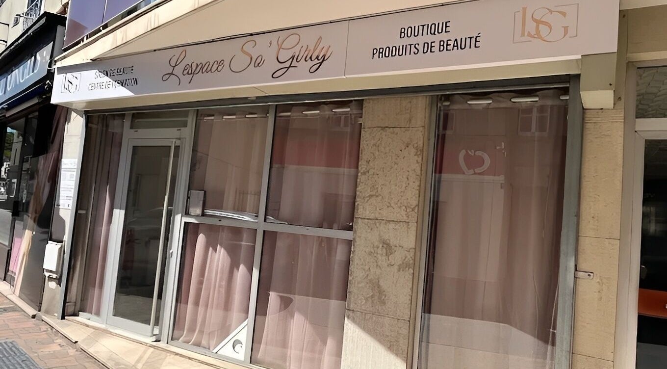 Entrée chic de L'espace So'Girly à Pont-de-chéruy, Auvergne-rhône-alpes, FR, spécialisée en beauté.