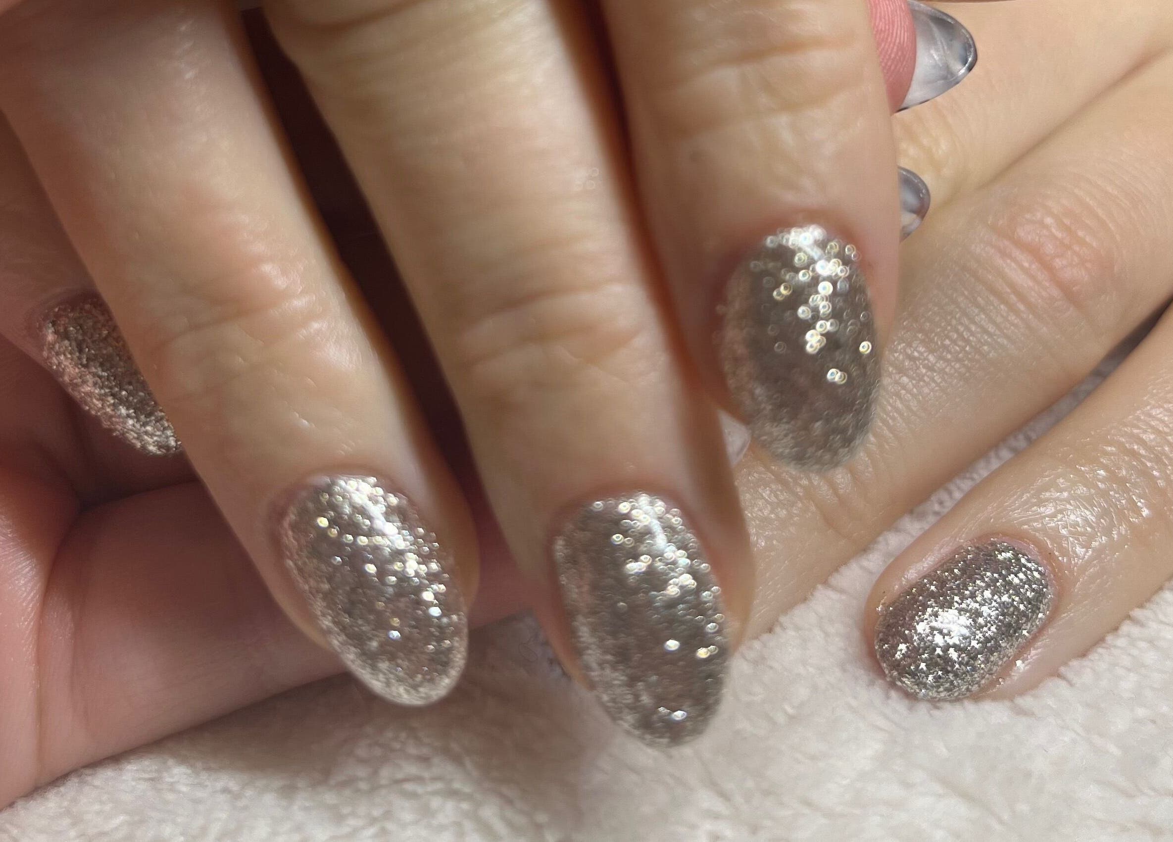 Magnifique manucure argentée à l'Institut-Méluna, Banon, Provence-alpes-côte D'azur, FR.