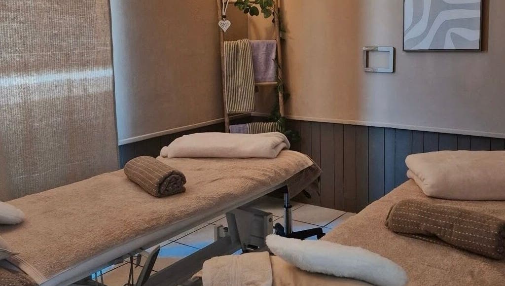 Salle de massage cosy à Institut-Méluna, Banon, Provence-alpes-côte D'azur, FR avec touches naturelles.
