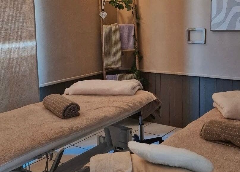 Salle de massage cosy à Institut-Méluna, Banon, Provence-alpes-côte D'azur, FR avec touches naturelles.